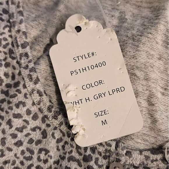 Pink Rose Gray Leopard Print Cropped Tee With Faux Buttons Size Medium - Picture 4 of 7